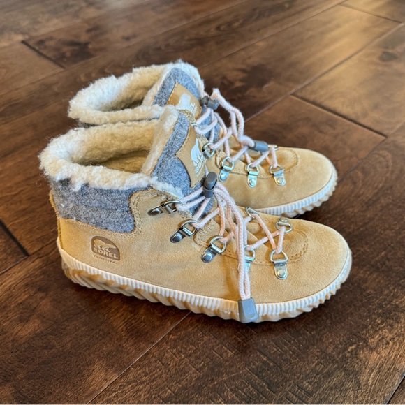 Sorel waterproof boot size 3 - Picture 2 of 4